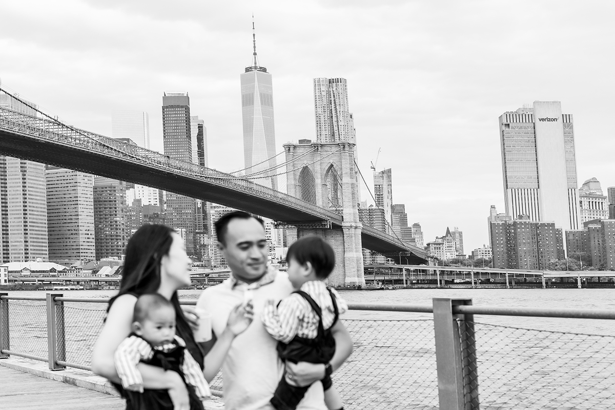 Blurry family in the foreground with sharp nyc skyline in the background